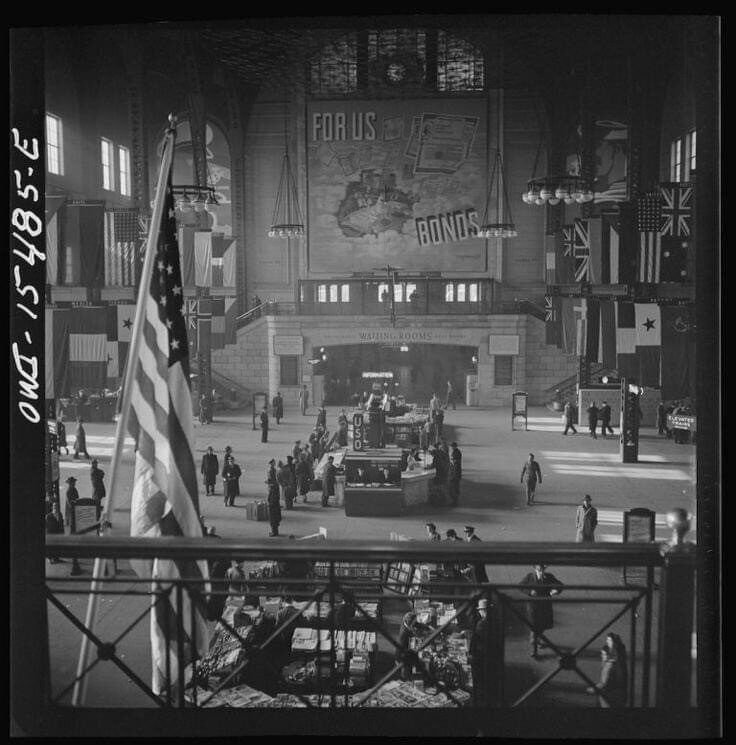 Vente de bons de guerre à Union Station, 1943